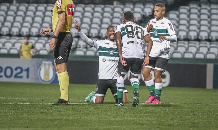 Série B: Coritiba supera Ponte Preta no Couto Pereira e segue líder