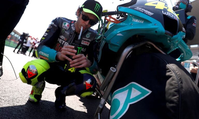 Valentino Rossi se aposenta da MotoGP e cogita correr em carros