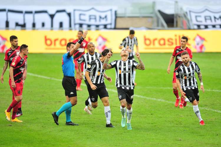 Atlético vence Athletico-PR e encosta na liderança do Brasileiro