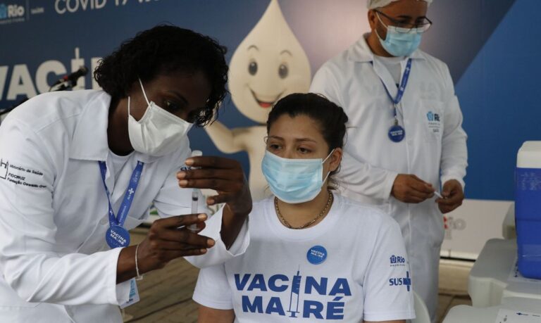 No Rio, vacinação em massa da Maré alcança 36 mil moradores