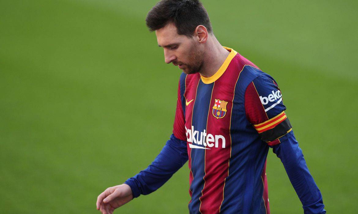 Barcelona anuncia saída de Messi por obstáculos contratuais