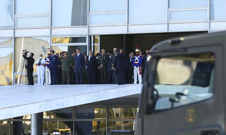 Marinha faz desfile com carros blindados na Esplanada dos Ministérios