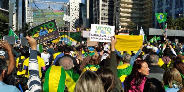 Bolsonaristas: Manifestações pelo voto auditável reúnem pessoas e várias capitais