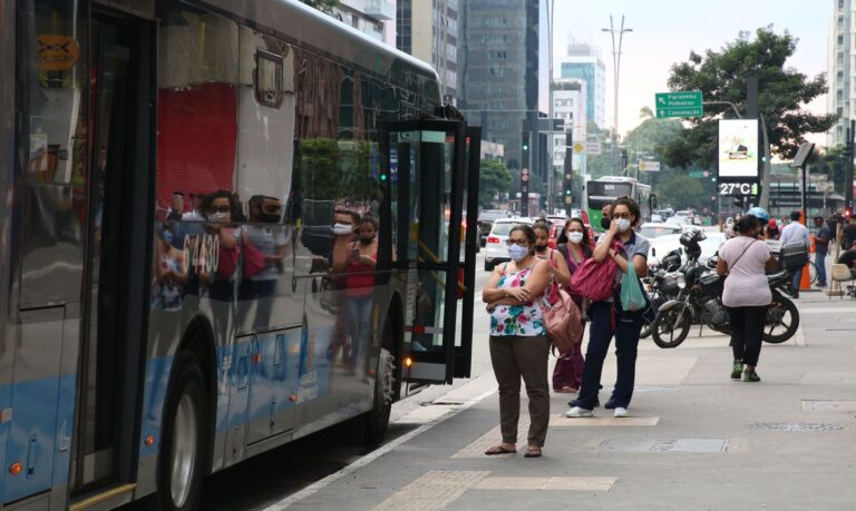 Covid-19: Brasil registra 28 mil novos casos e 698 óbitos em 24 horas