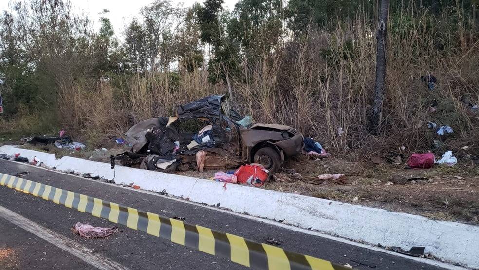 Batida entre caminhão e carro deixa seis mortos na BR-135, em Joaquim Felício