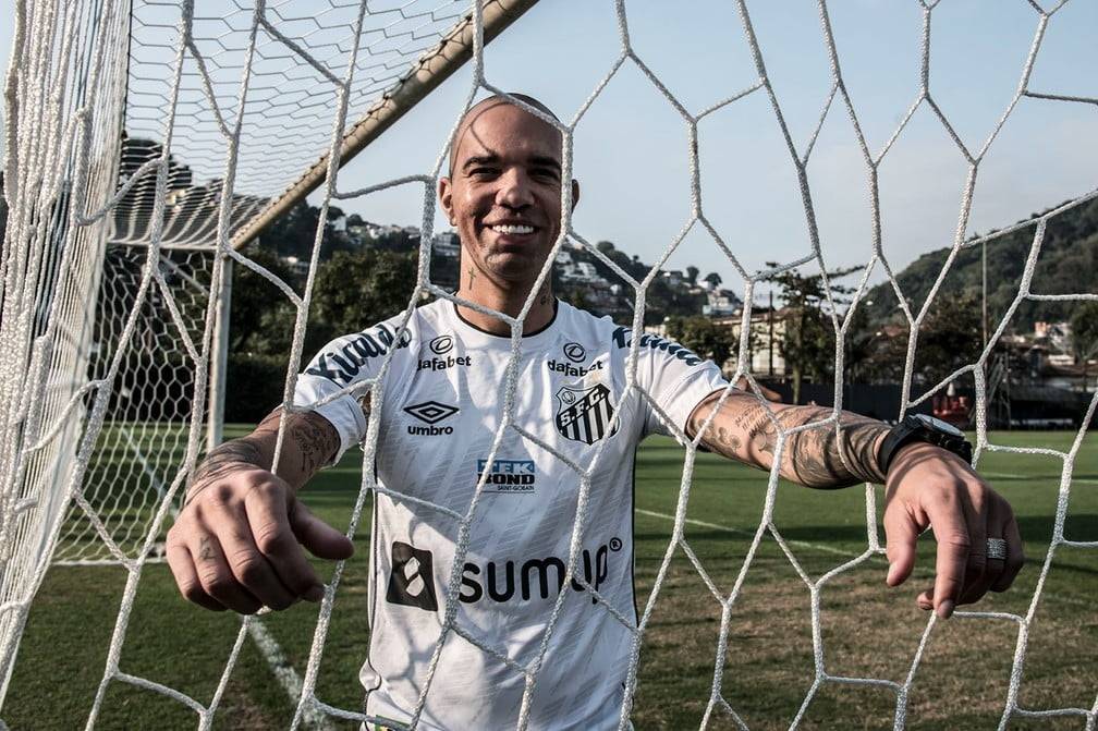 Santos anuncia a contratação de Diego Tardelli