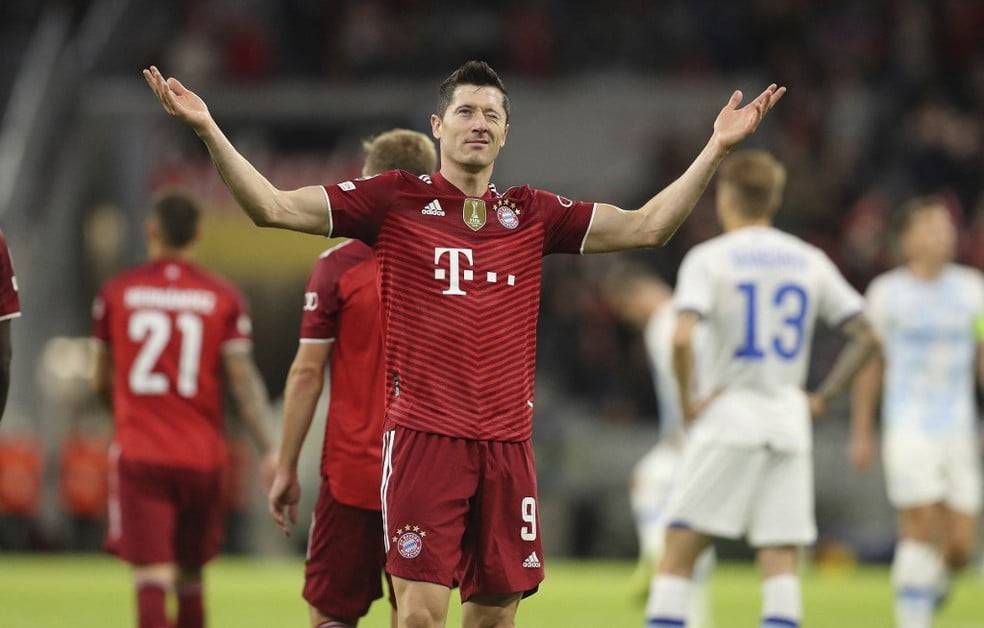 Bayern goleia o Dínamo de Kiev em Munique com dois de Lewandowski e lidera Grupo E da Champions