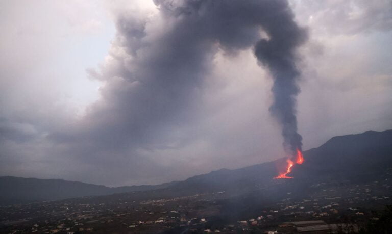 Vulcão de La Palma volta a lançar cinzas; lava se aproxima do mar