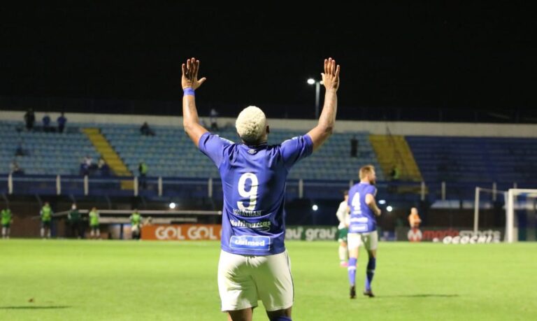 Avaí vence Goiás em Santa Catarina e sobe na tabela da Série B