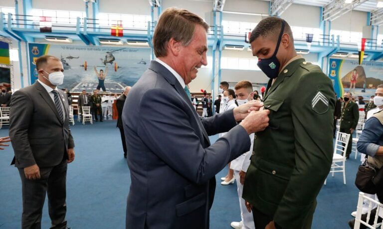 Bolsonaro entrega medalhas a campeões olímpicos militares, no Rio