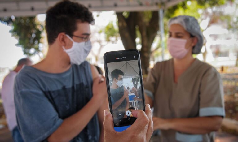 Sociedade Brasileira de Pediatria defende vacinação em adolescentes