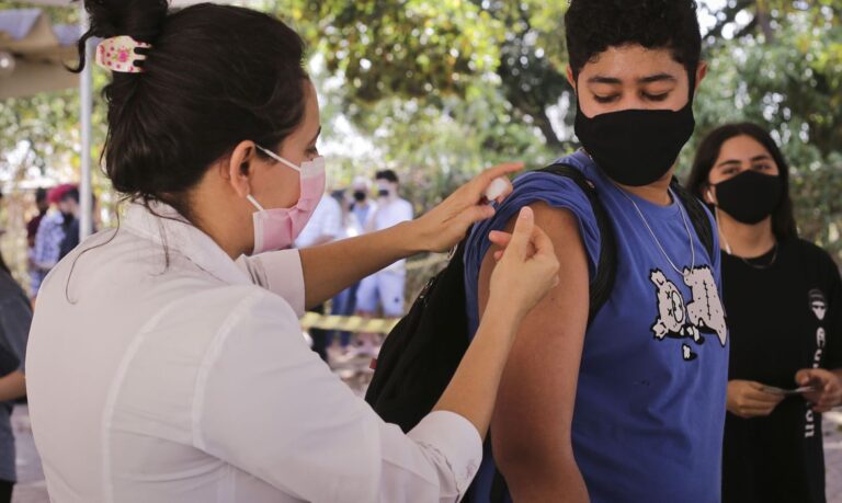 Rio de Janeiro antecipa calendário de vacinação contra a covid-19