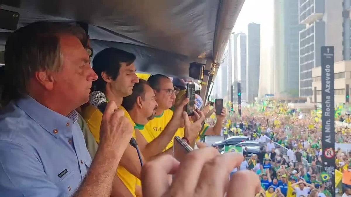 Bolsonaro ataca Moraes: ‘Ou se enquadra ou pede para sair’