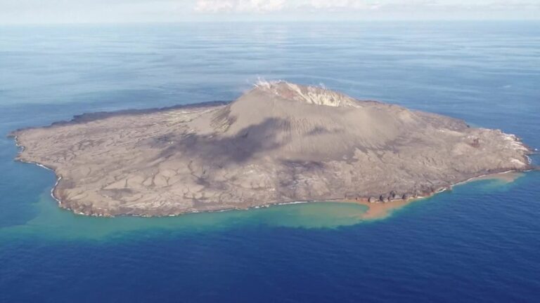 Governo japonês divulga novas imagens de ilha vulcânica também associada a risco de tsunami