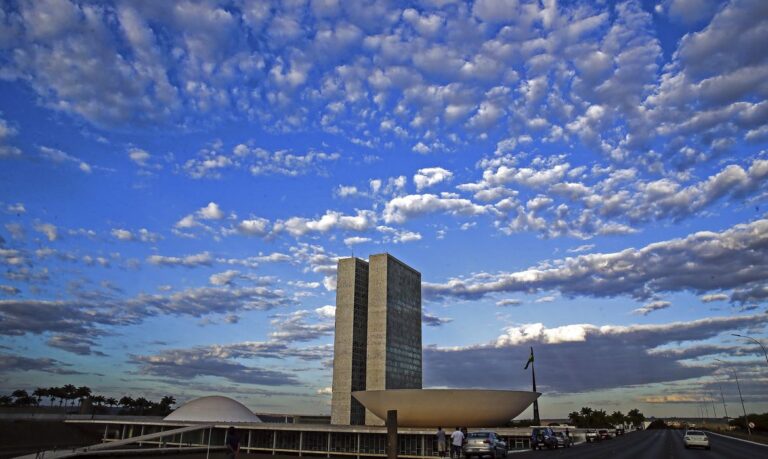 Dia Mundial do Doador de Medula Óssea muda cores do Congresso Nacional