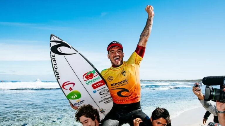 Medina acerta backflip, bate Filipe Toledo duas vezes e é tricampeão mundial da WSL