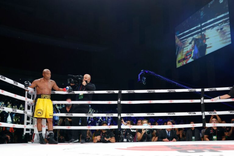 Anderson Silva vence Tito Ortiz com nocaute espetacular no 1° round