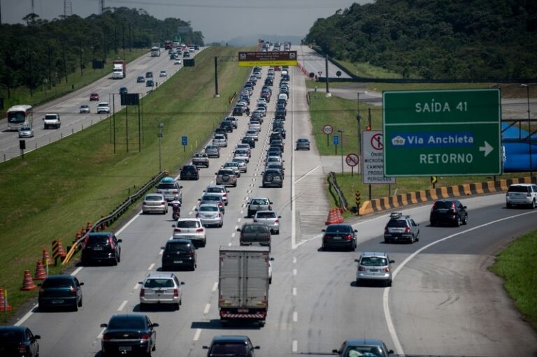 Motoristas enfrentam lentidão nas principais estradas de SP na saída para o feriado de 7 de Setembro