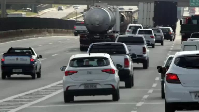 Motoristas enfrentam congestionamento no sentido do litoral paulista