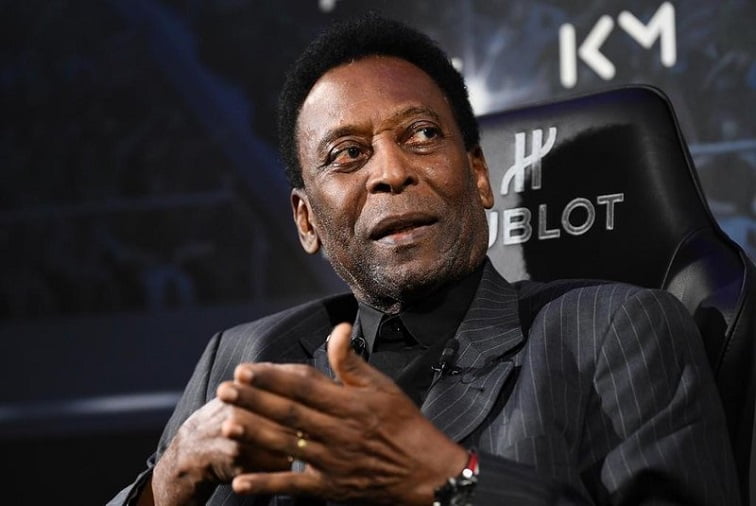 Pelé faz cirurgia para retirada de tumor no cólon