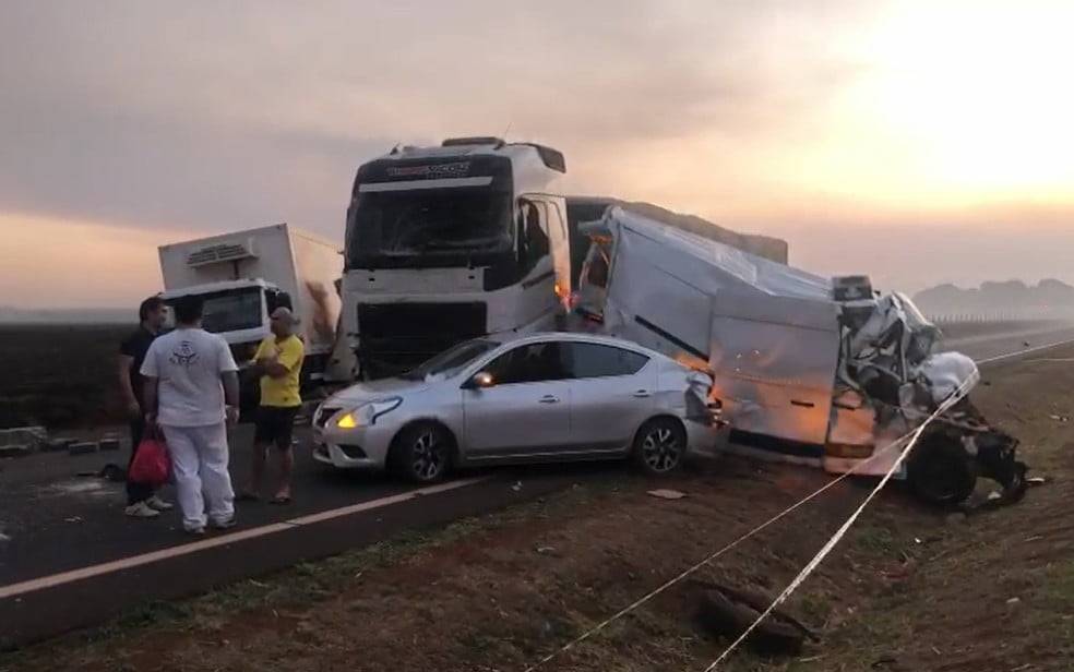 Engavetamento com 16 veículos deixa oito feridos na Rodovia Carlos Tonani em Sertãozinho, SP