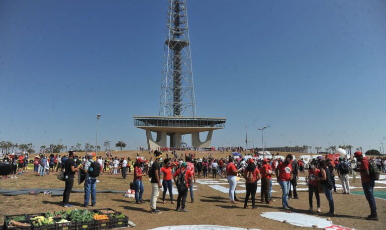 Manifestantes defendem democracia e causas da população vulnerável