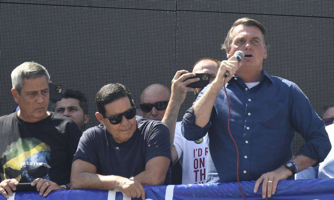 Para 51% dos brasileiros, Bolsonaro pode tentar dar golpe, aponta Datafolha