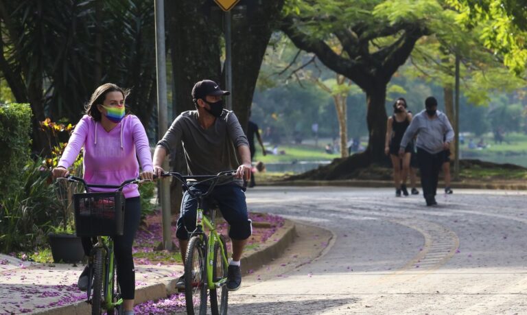 Mais de 1,2 mil municípios devem manter exigência de máscara, diz CNM