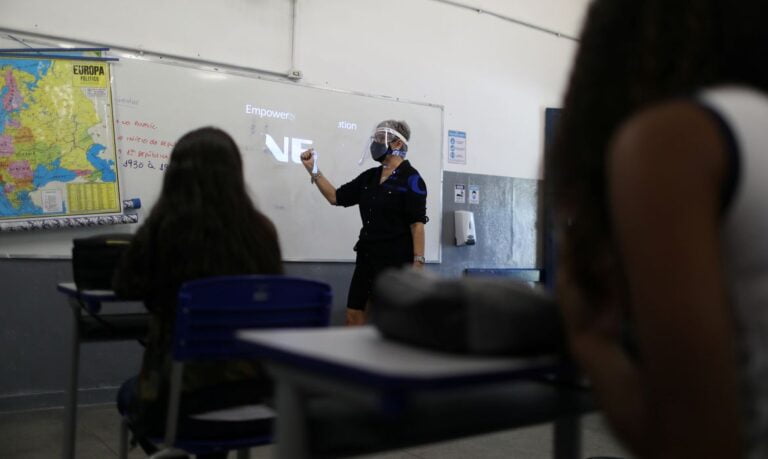 Rio inicia retorno de aulas presenciais sem rodízio de alunos