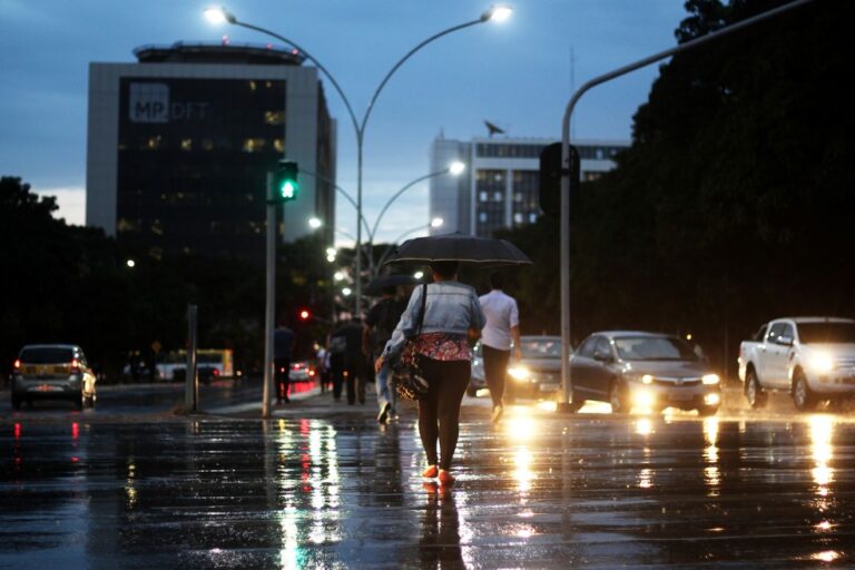 Brasília tem chuvas acompanhadas de forte ventania