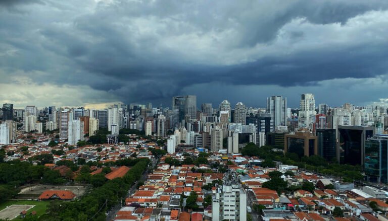 São Paulo tem domingo com chuva e alerta para alagamentos