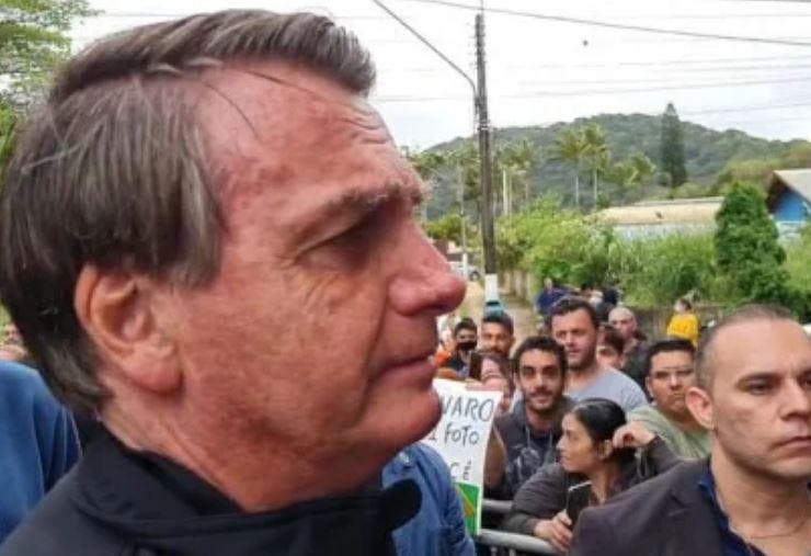 Bolsonaro é impedido de assistir a jogo do Santos por estar sem vacina: “Por que isso?”