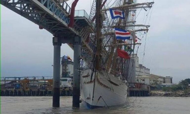 Navio-veleiro Cisne-Branco da Marinha se choca contra ponte no Equador