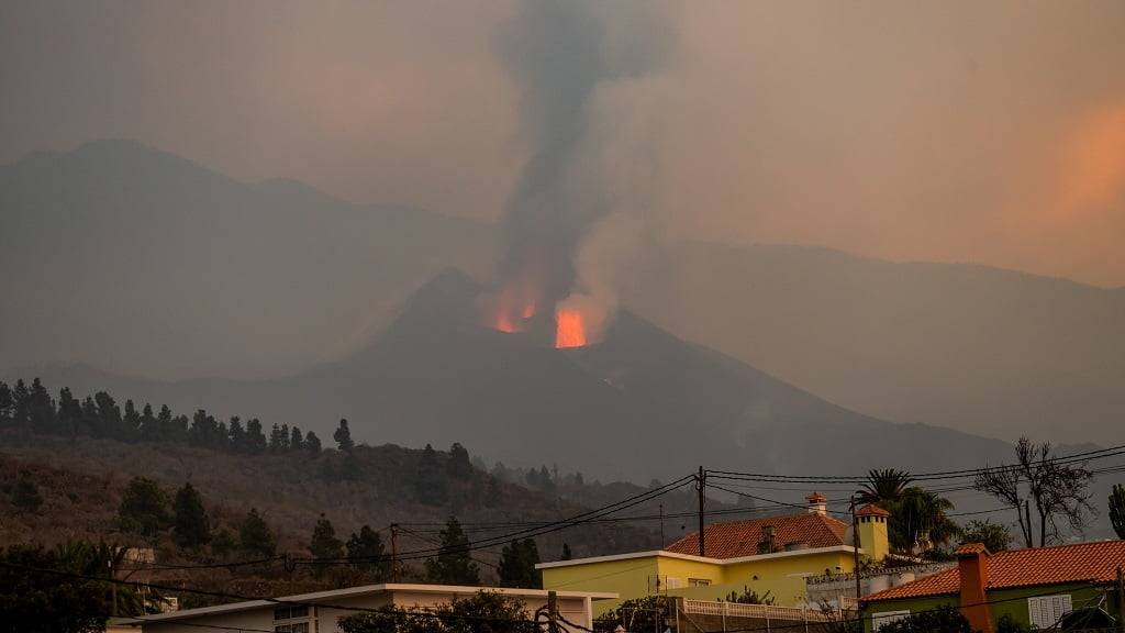 La Palma registra 79 tremores na madrugada, depois de abalo de 4,9 e novo colapso do cone do vulcão
