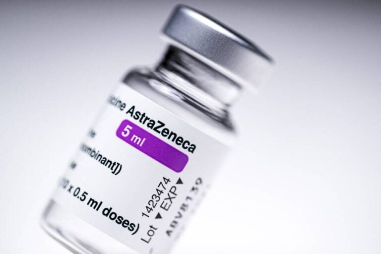 Covid-19: cai de 12 para 8 semanas prazo entre as doses da AstraZeneca