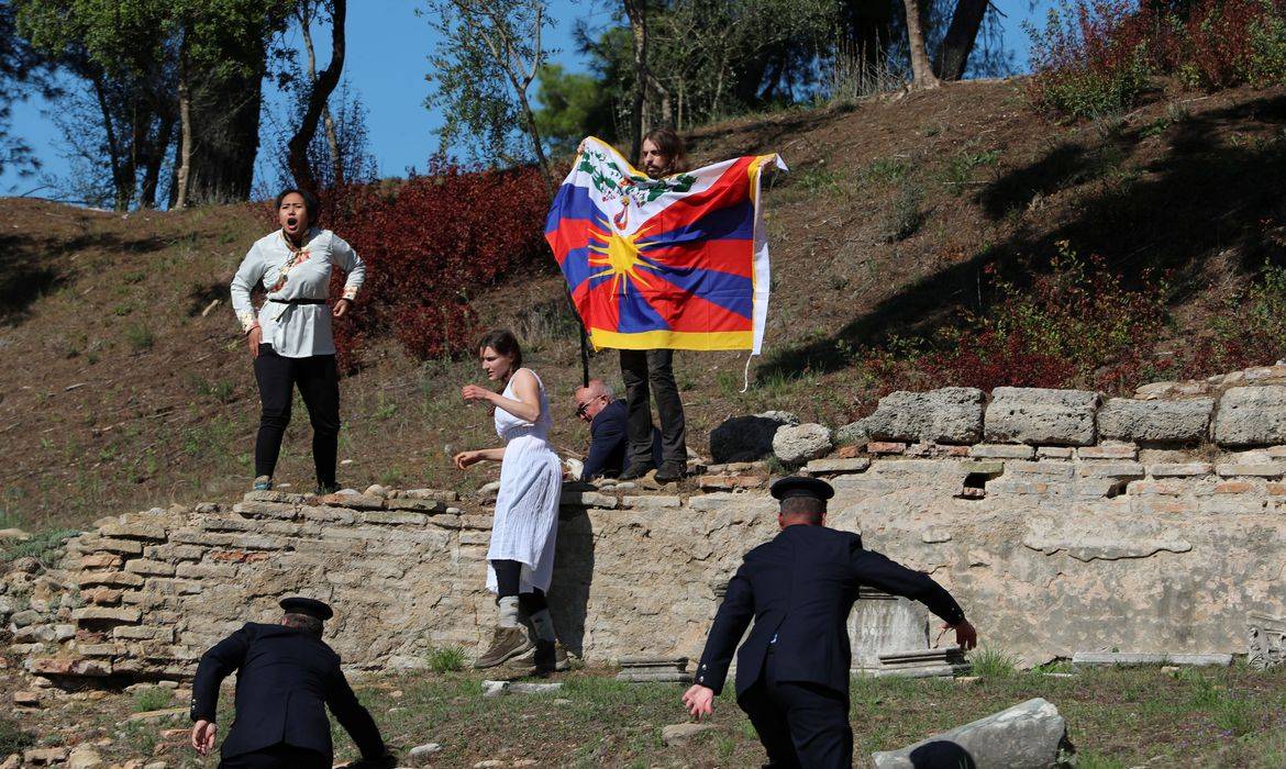 Protesto por Tibete marca acendimento da tocha dos Jogos Pequim 2022