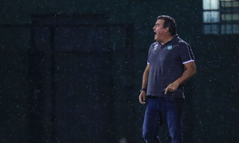 Chapecoense anuncia saída do técnico Pintado