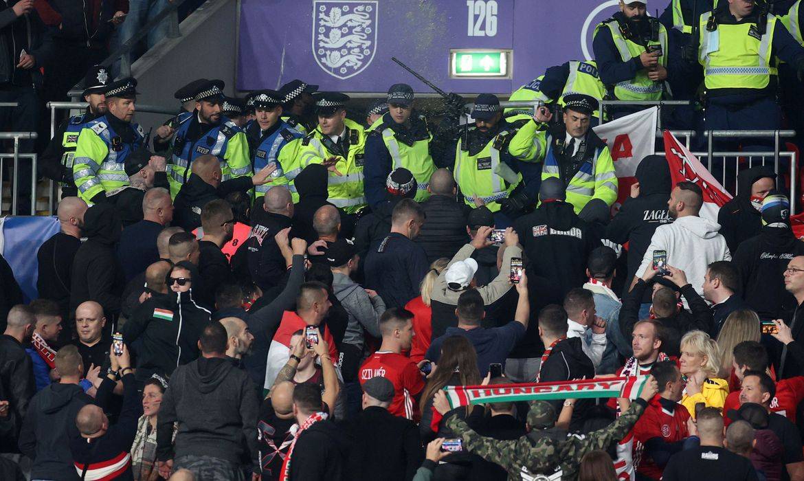 Fifa repudia violência “abominável” em jogo entre Inglaterra e Hungria
