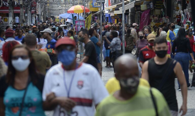 Covid-19: casos sobem para 21,71 milhões e mortes, para 605,1 mil