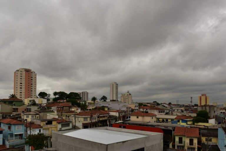 Fim de semana na cidade de SP será nublado; sol aparece no feriado de Finados