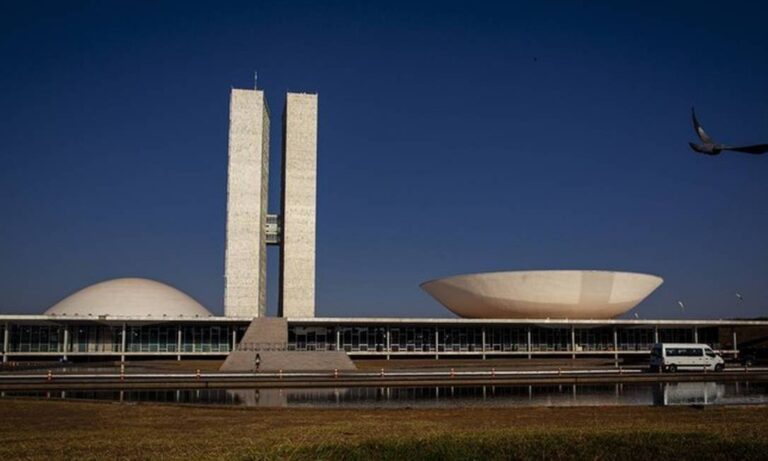 Governo e Congresso avaliam revisão do teto de gastos como alternativa para Auxílio Brasil de R$ 400