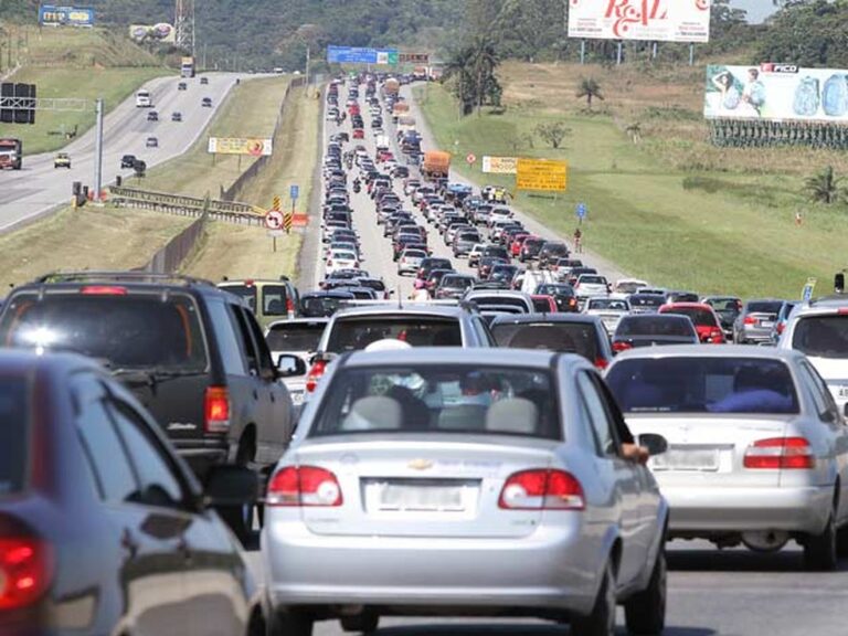 Cerca de 3 milhões de veículos devem deixar a capital paulista no feriado de Finados, diz Artesp; veja horários de maior tráfego