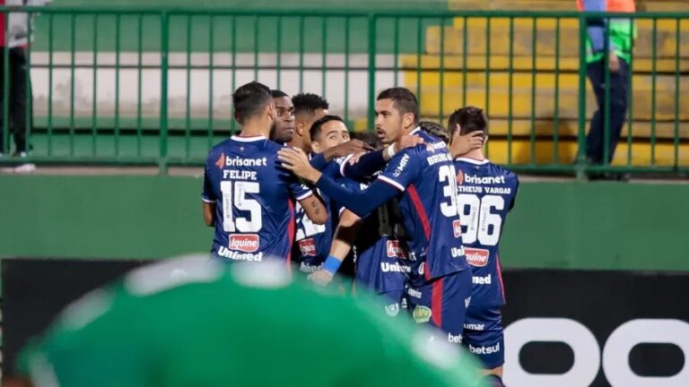 Com gol no fim e confusão do VAR, Fortaleza vence a Chape e cola no Flamengo