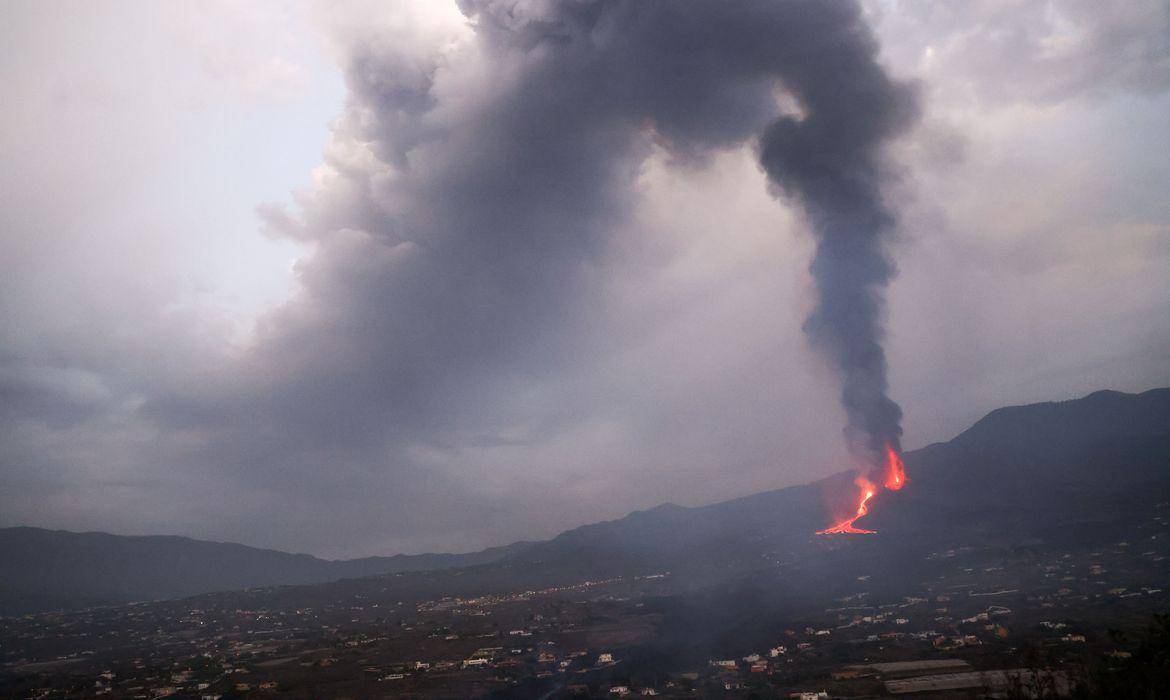 La Palma: vulcão já emitiu 250 mil toneladas de dióxido de enxofre