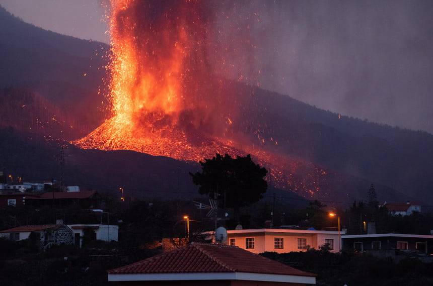 Lava do Vulcão Cumbre Vieja atinge fábrica de cimento e governo ordena a evacuação de cerca de 3 mil pessoas em La Palma