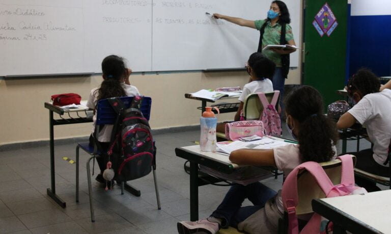 São Paulo libera distanciamento mínimo em escolas, cinemas e teatros