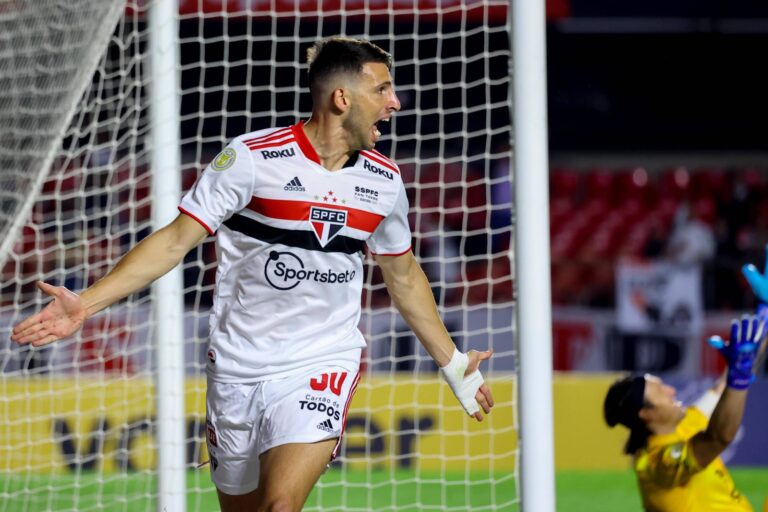 São Paulo bate o Corinthians, descola do Z4 e mantém tabu no Morumbi