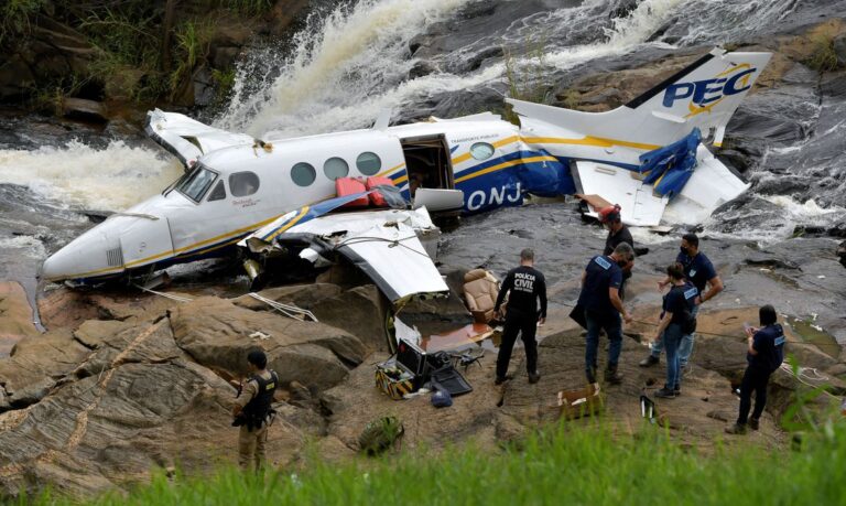 Avião é retirado do local onde caiu em Minas, matando cinco pessoas