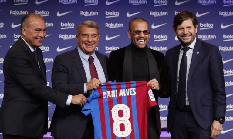 Daniel Alves é apresentado pelo Barcelona