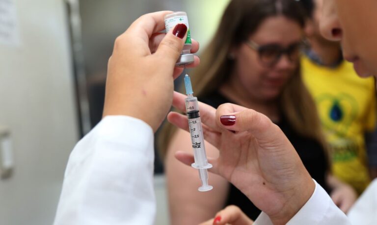 Rio suspende vacinação contra gripe por falta de doses